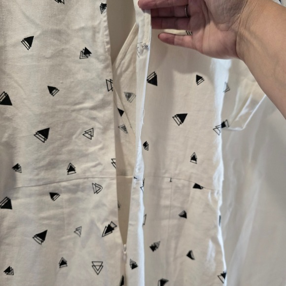 Lush White Black Geometric Triangle Print V Neck Button Snap Short Romper S - Picture 8 of 9